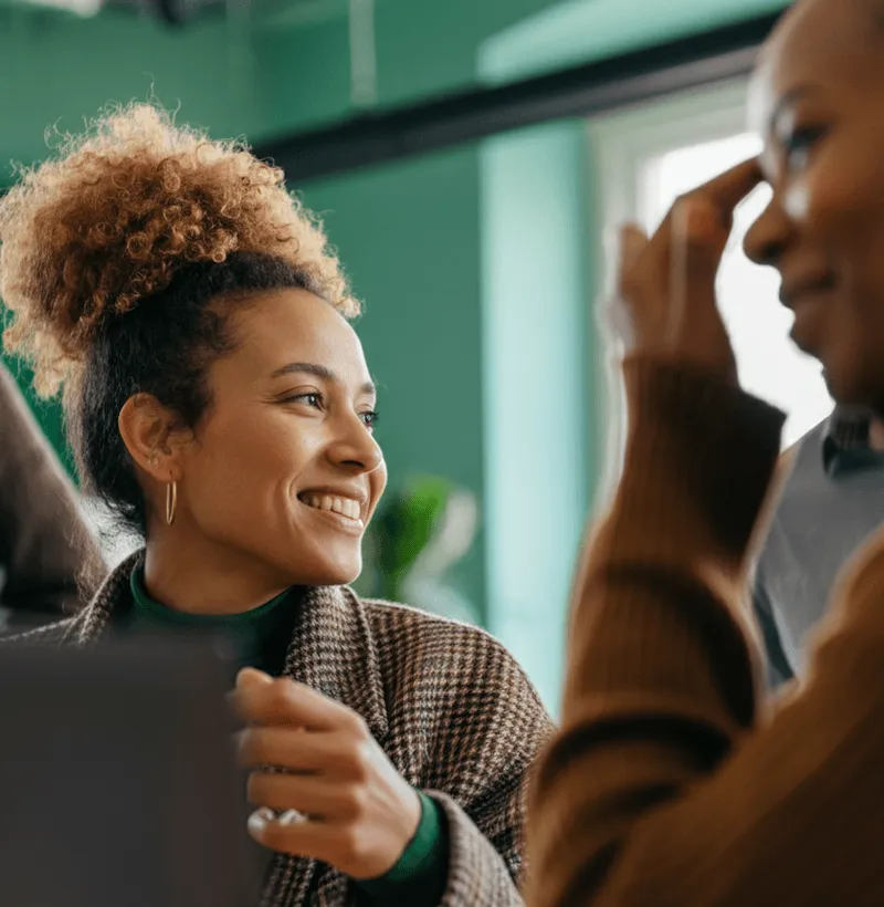 Homem utilizando computador
